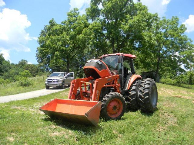 Kubota Tractor w/ Loader M7040 DTHQ (2006) Salvex Kubota Tractor w/ Loader M7040 DTHQ (2006) Salvex