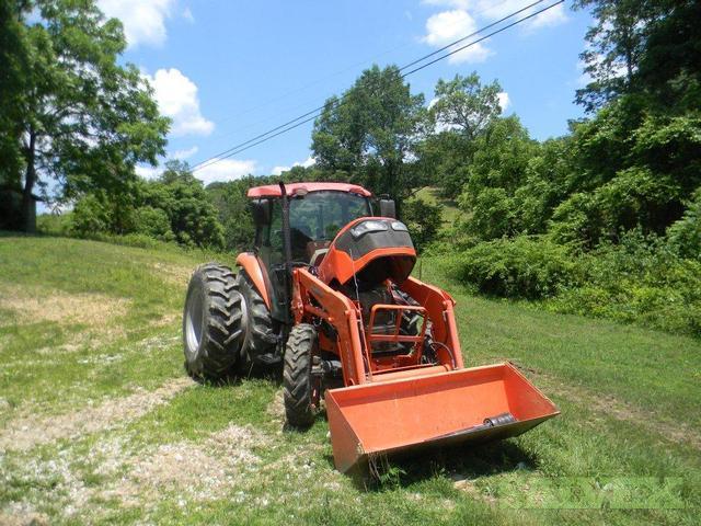 Kubota Tractor w/ Loader M7040 DTHQ (2006) Salvex Kubota Tractor w/ Loader M7040 DTHQ (2006) Salvex