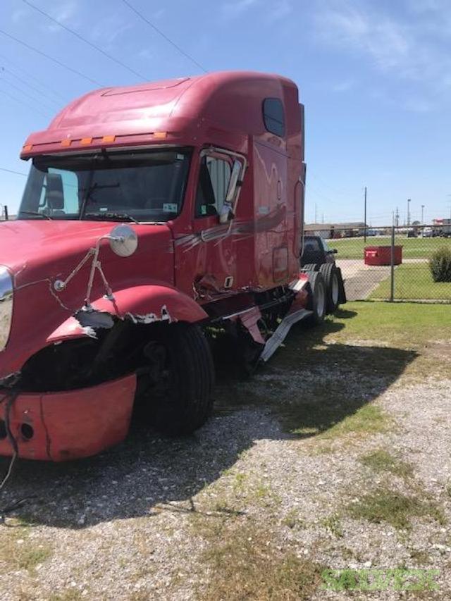 Freightliner - 2004 Columbia (Wrecked) 